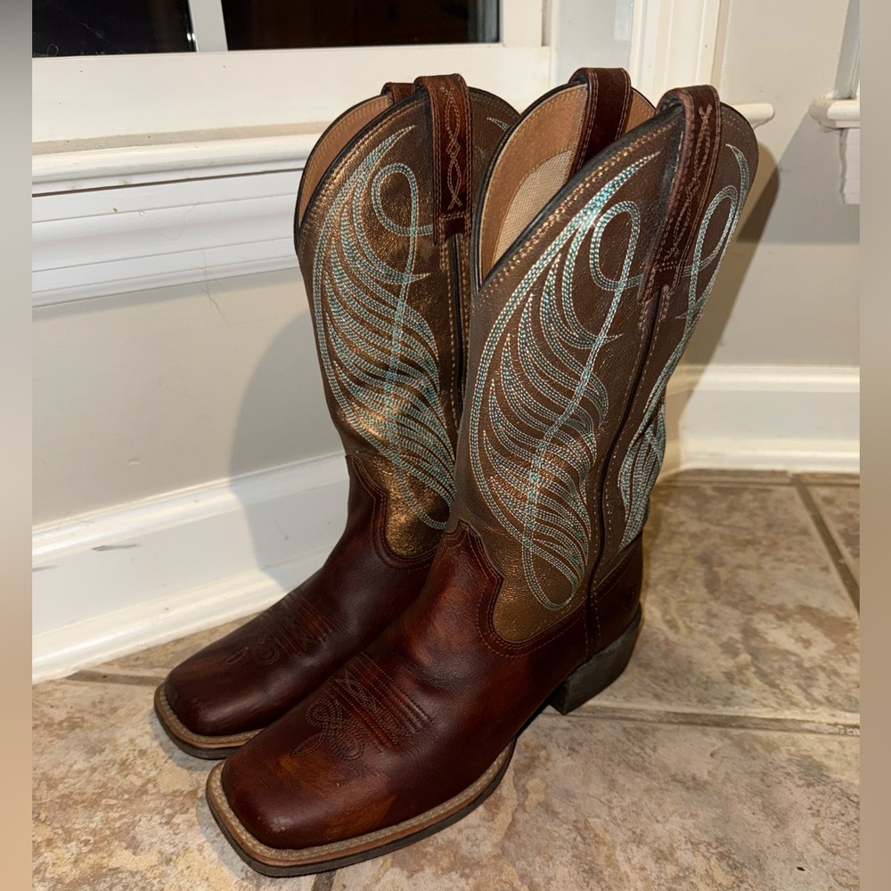 Round Up Wide Square Toe Western Boot